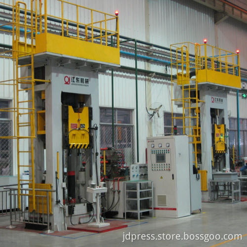 MULTI-STATION AUTOMATIC FORGING PRODUCTION LINE